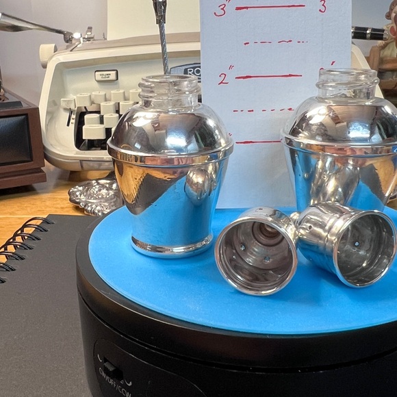 Mid-Century Weighted Sterling Silver Salt & Pepper set. - Picture 5 of 9